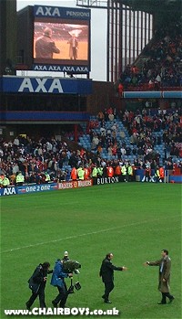 Gerard Houllier shakes Lawrie Sanchez's hand after the final whistle - picture Paul Lewis